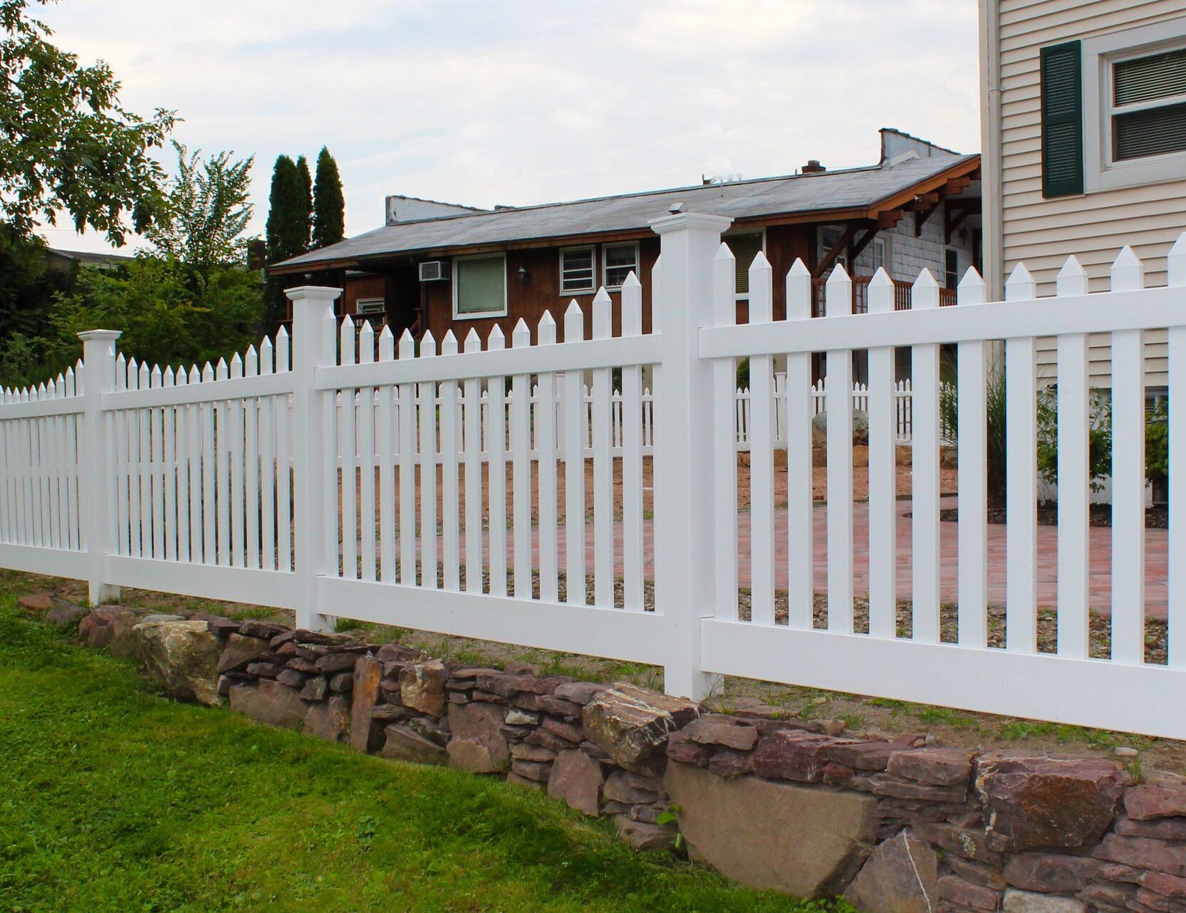 spade_scallop_picket_fence_white.jpg - Fence & Deck Connection spade_scallop_picket_fence_white.jpg
