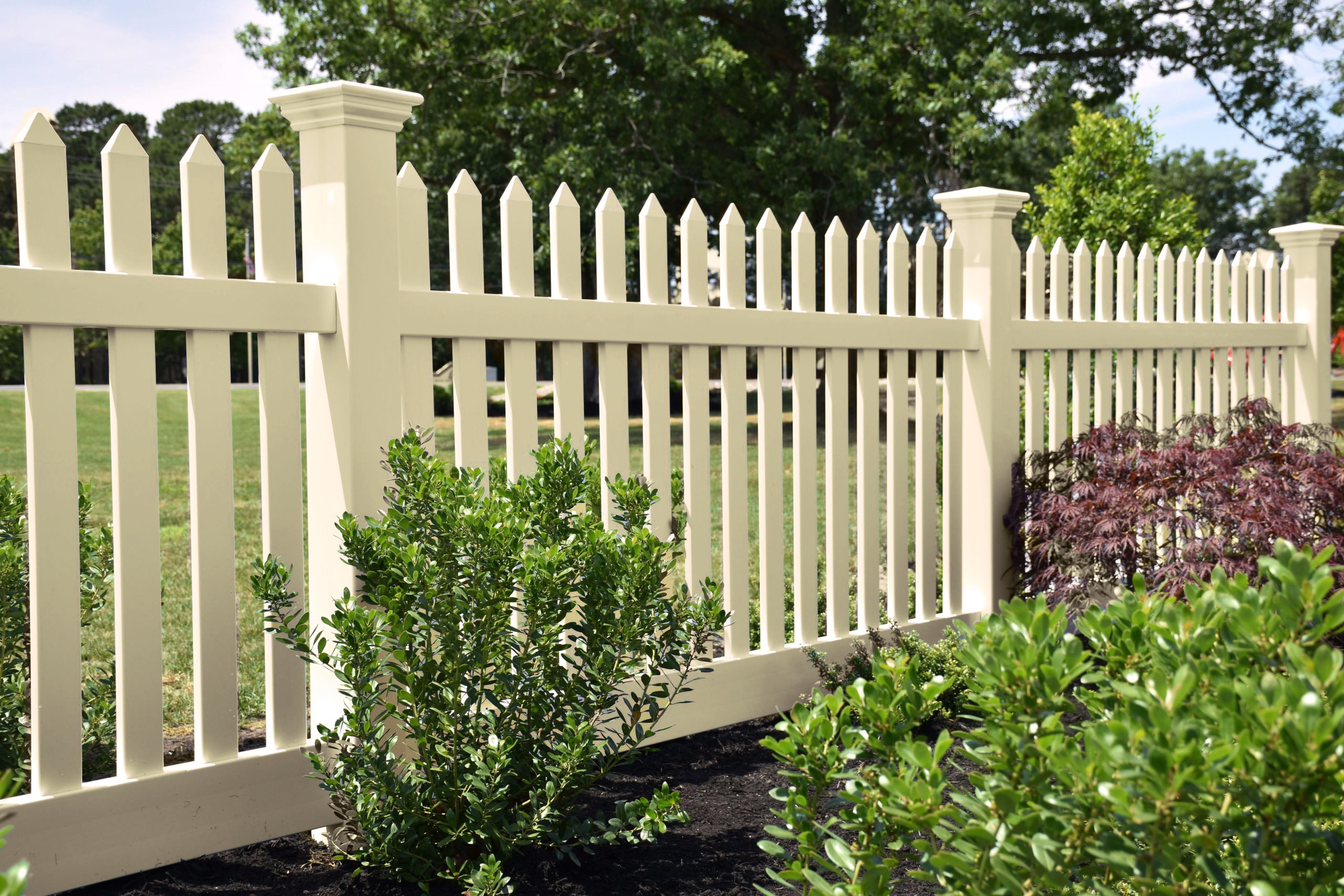 spade_straight_picket_fence_tan.jpg - Fence & Deck Connection spade_straight_picket_fence_tan.jpg