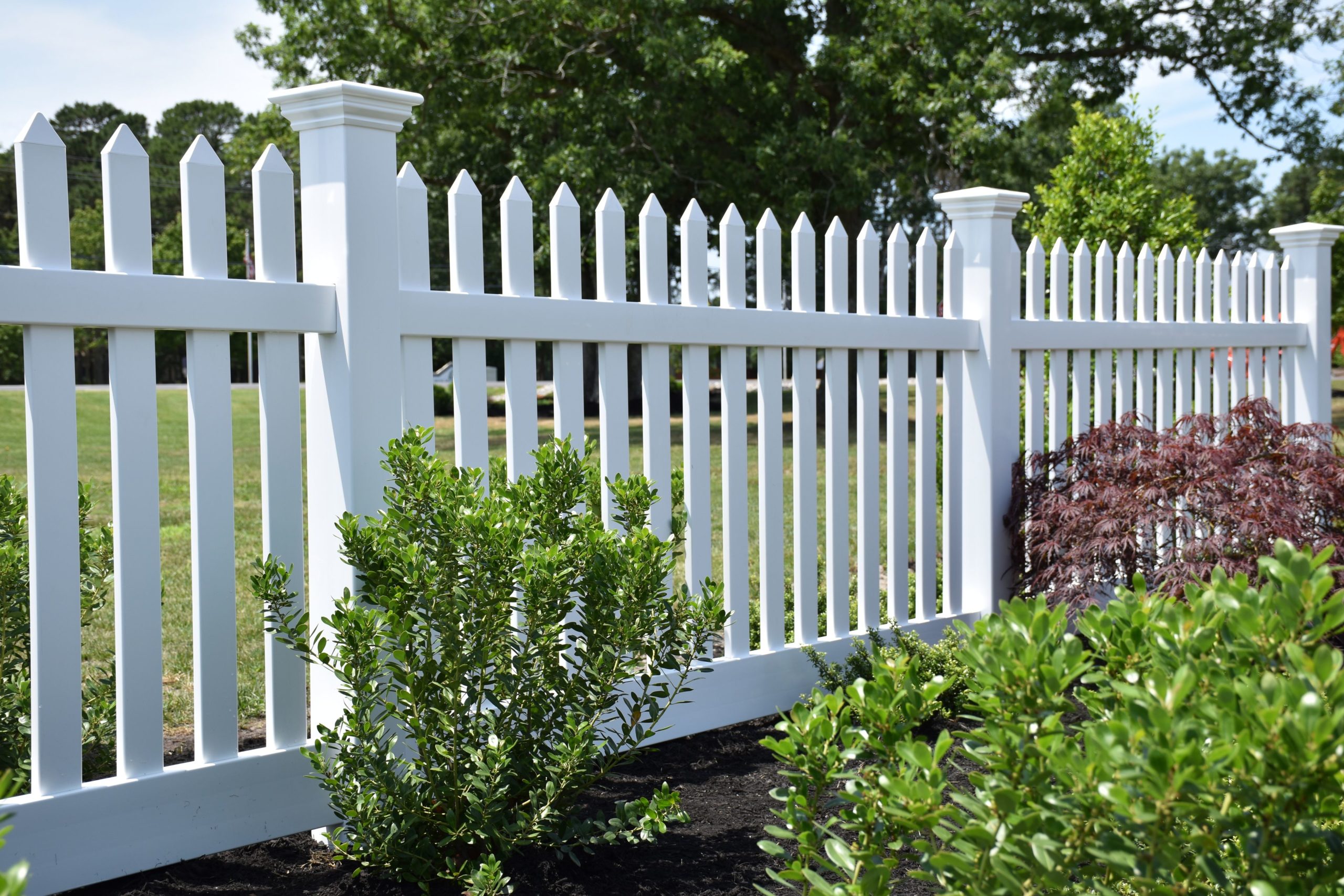 spade_straight_picket_fence_white-2.jpg - Fence & Deck Connection spade_straight_picket_fence_white-2.jpg