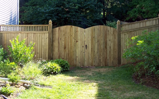 privacy board on board closed top spindle wood fence