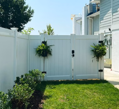 Vinyl Commercial Fencing at Restaurant Property in Edgewater MD