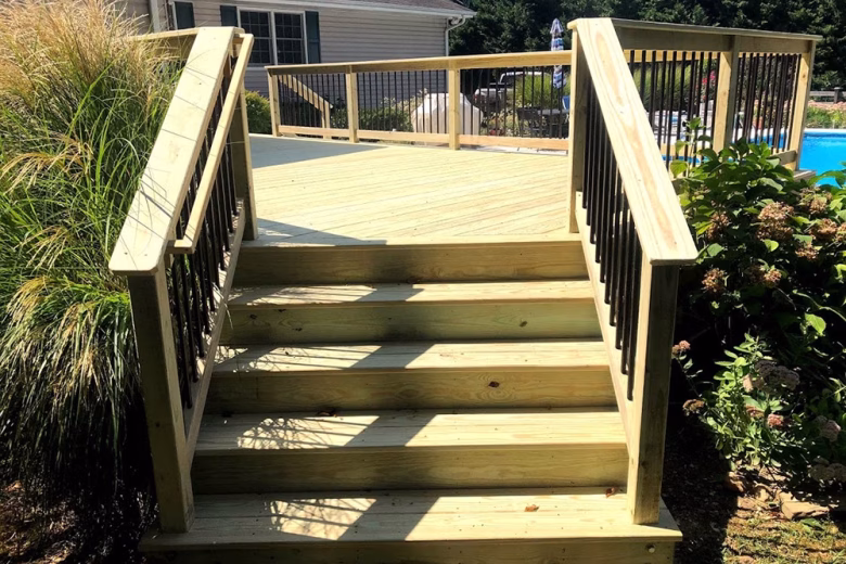 Wood Deck with Wood Railing with Aluminum Balusters