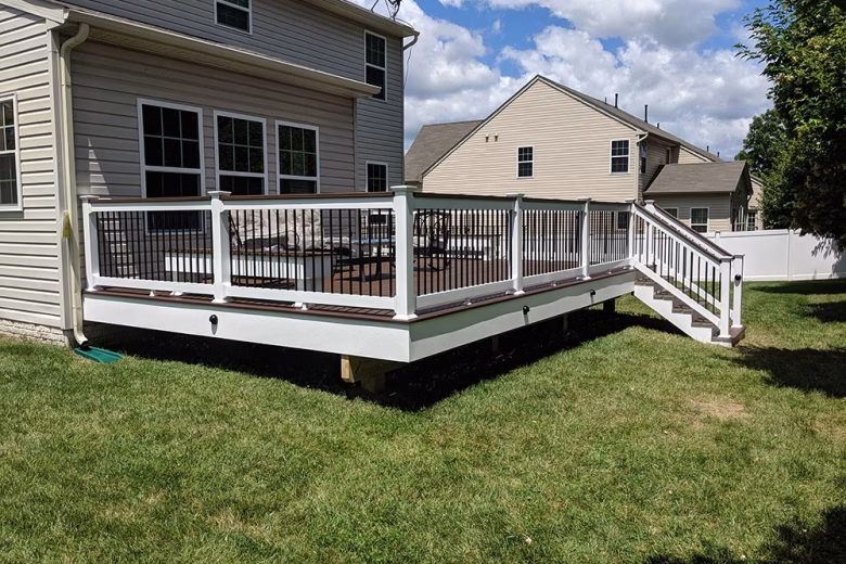 Trex Transcend Spiced Rum Deck Boards with White Lincoln Vinyl Railing Black Round Aluminum Balusters and matching cocktail rail