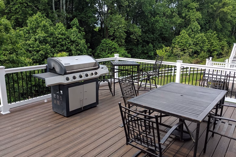 Trex Transcend Spiced Rum Deck Boards with White Washington Vinyl Railing and Black Round Aluminum Balusters in Bowie MD