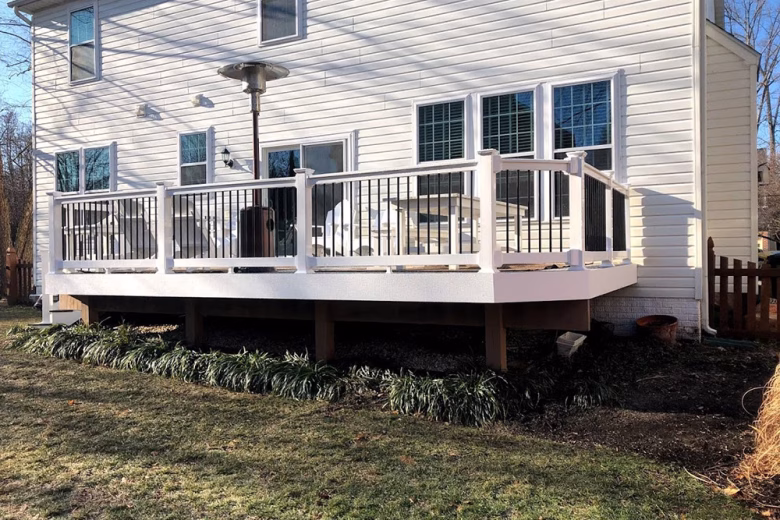 White Washington Vinyl Railing with Black Round Aluminum Balusters + White Vinyl Fascia Wrap
