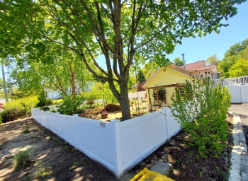 side of the white vinyl fence in annapolis