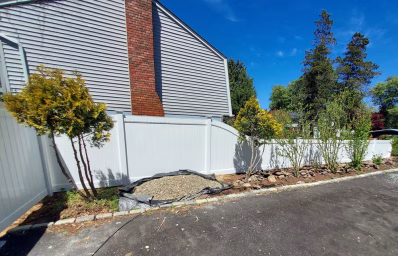 side of the white vinyl privacy fence in annapolis