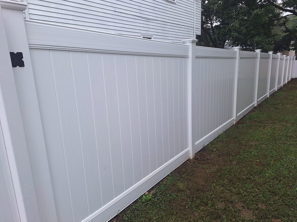 new white vinyl fence in Annapolis Maryland on the side of the yard