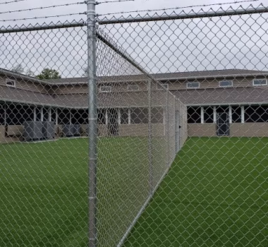 Chain Link Dog Kennel Fencing with Anti Climb Barbed Wire